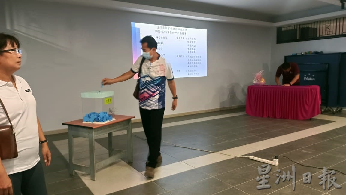 秘密投票制有人唱票监票 家协改选如大选