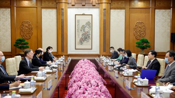 秦刚晤伯恩斯　称当务之急是稳定中美关系　不能说一套做一套