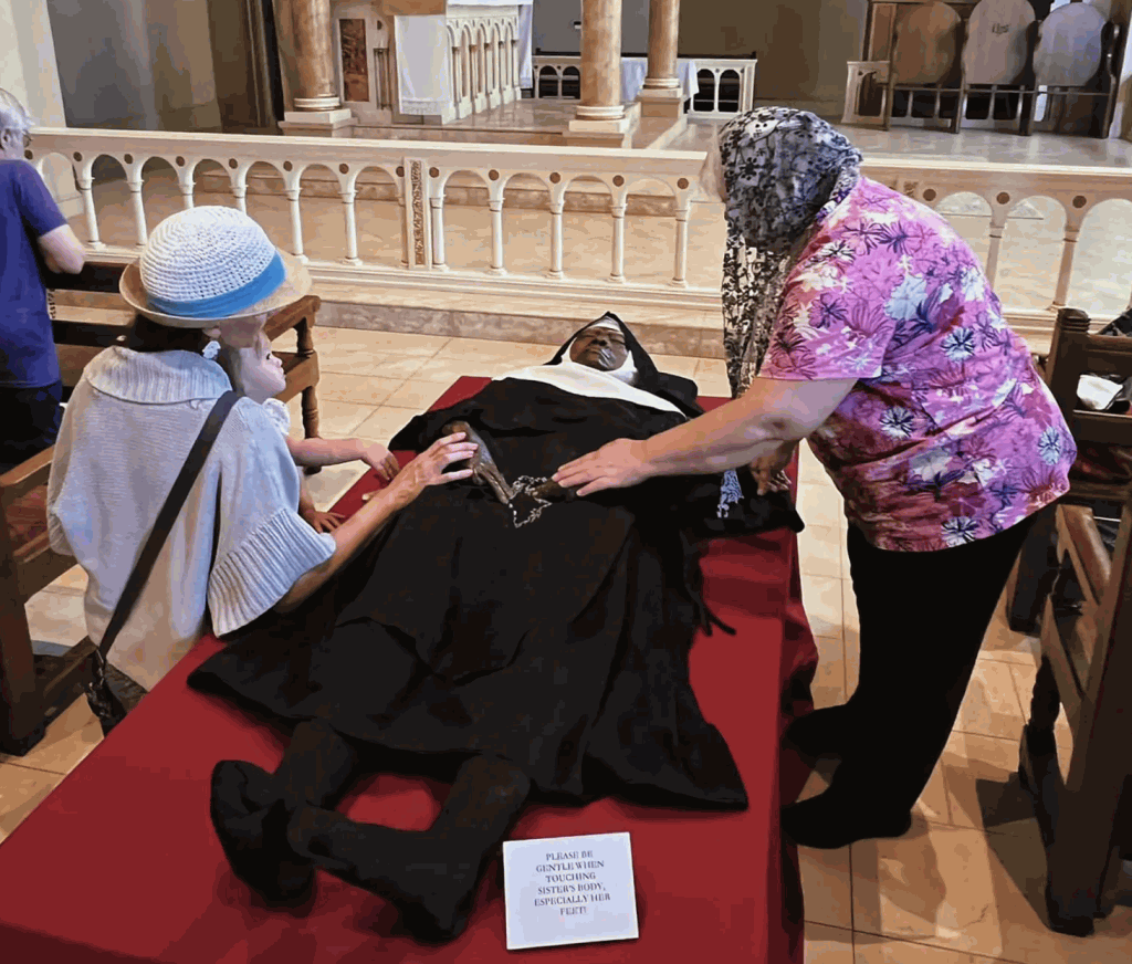 美国修女离世4年遗体不朽 密苏里州小镇成“朝圣地”