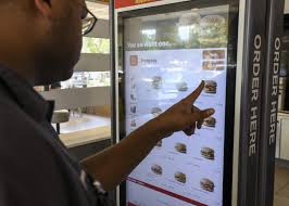 老伯不会用快餐店自助点餐机 无人帮忙只能饿肚离开