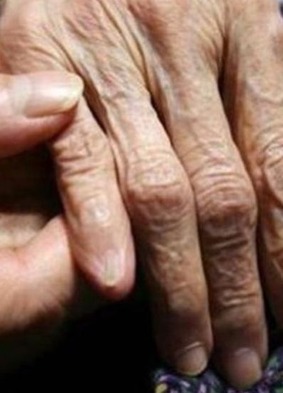 老夫妻皱纹的手触动人心 “牵手直到生命尽头”