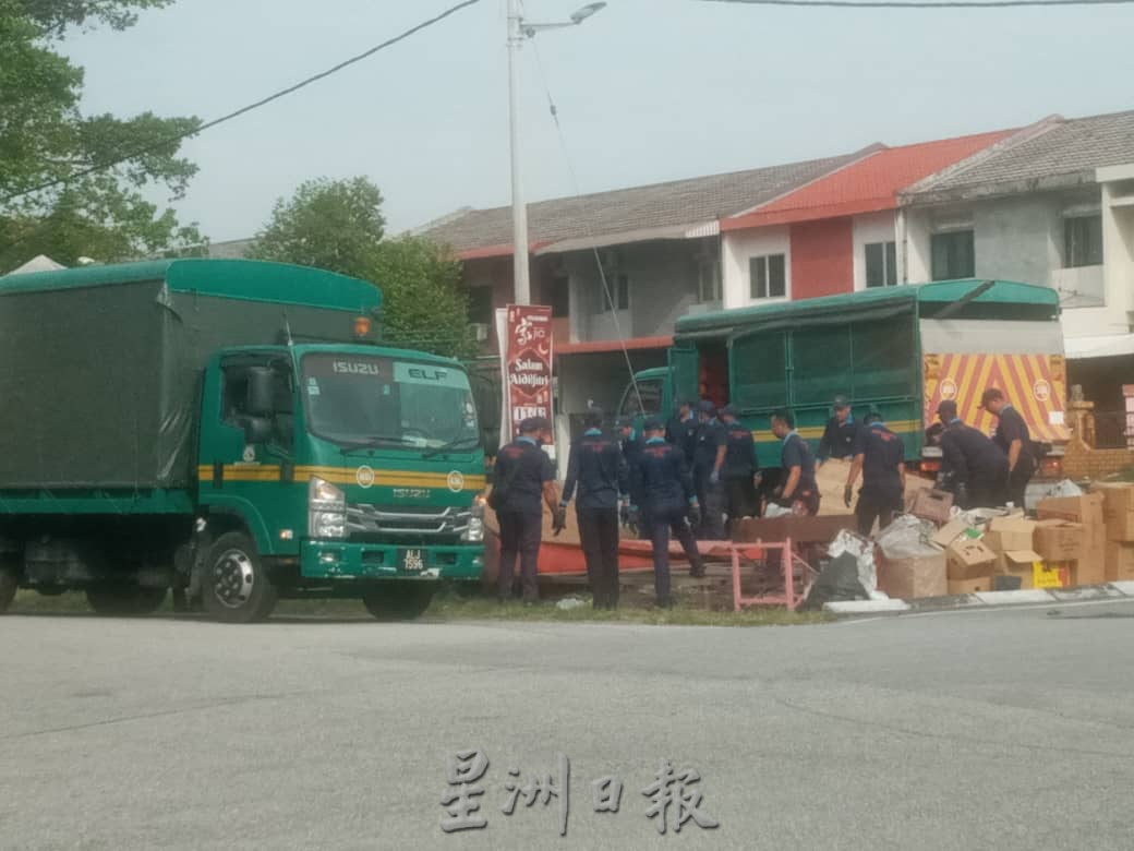 肉干档帐篷阻碍路口视线 怡市厅2卡车人员清拆