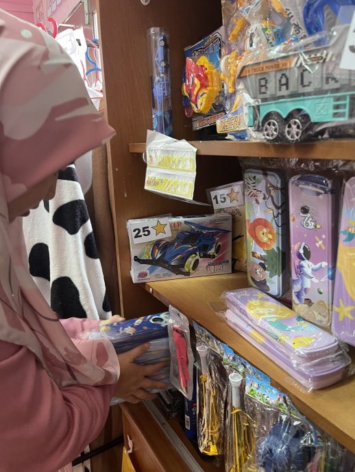 自创贩卖部激励贫穷学生  教师：让学生用星星换礼物