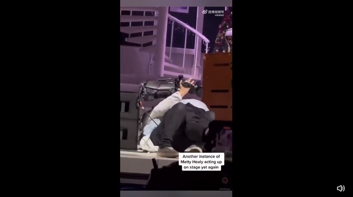 舞台脱序扑倒摄影师 The 1975主音惹批性骚