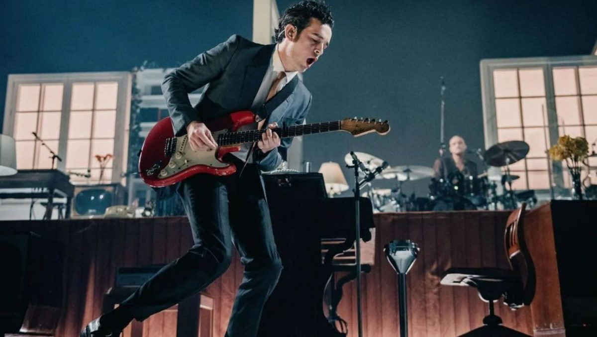 舞台脱序扑倒摄影师 The 1975主音惹批性骚