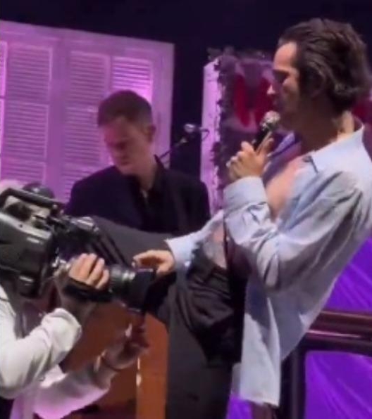 舞台脱序扑倒摄影师 The 1975主音惹批性骚