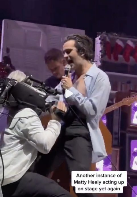 舞台脱序扑倒摄影师 The 1975主音惹批性骚