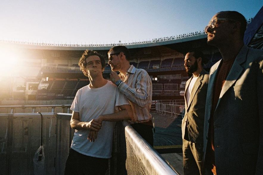 舞台脱序扑倒摄影师 The 1975主音惹批性骚