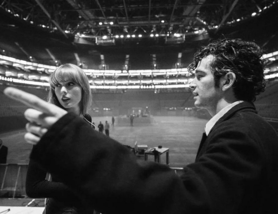 舞台脱序扑倒摄影师 The 1975主音惹批性骚