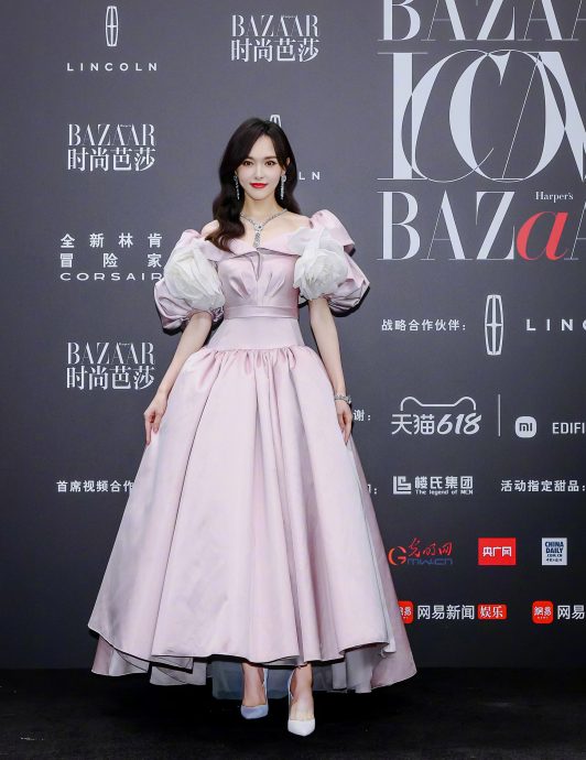 芭莎派对座位亮点｜赵丽颖坐主位领年度演员 Angelababy咖位偶像派