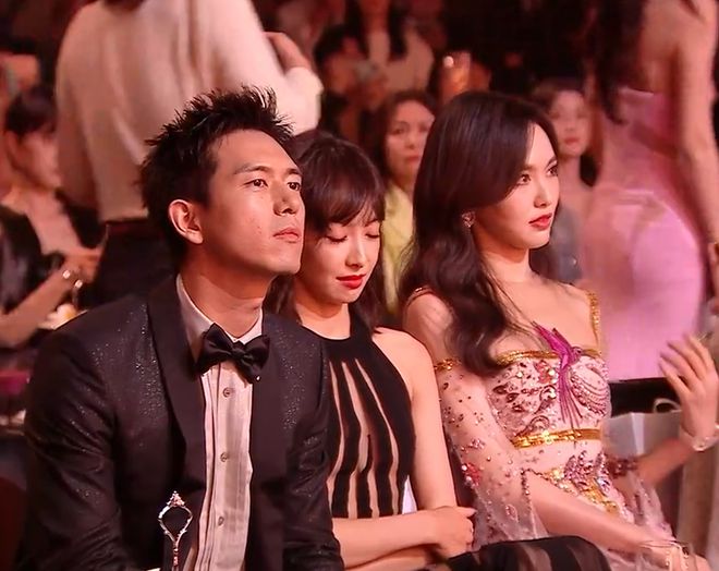 芭莎派对座位亮点｜赵丽颖坐主位领年度演员 Angelababy咖位偶像派