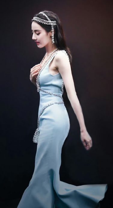 芭莎派对座位亮点｜赵丽颖坐主位领年度演员 Angelababy咖位偶像派