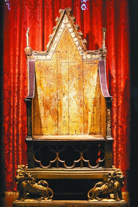 英王加冕礼看点: 穿戴首饰礼袍王冠  74岁英王将负重10公斤