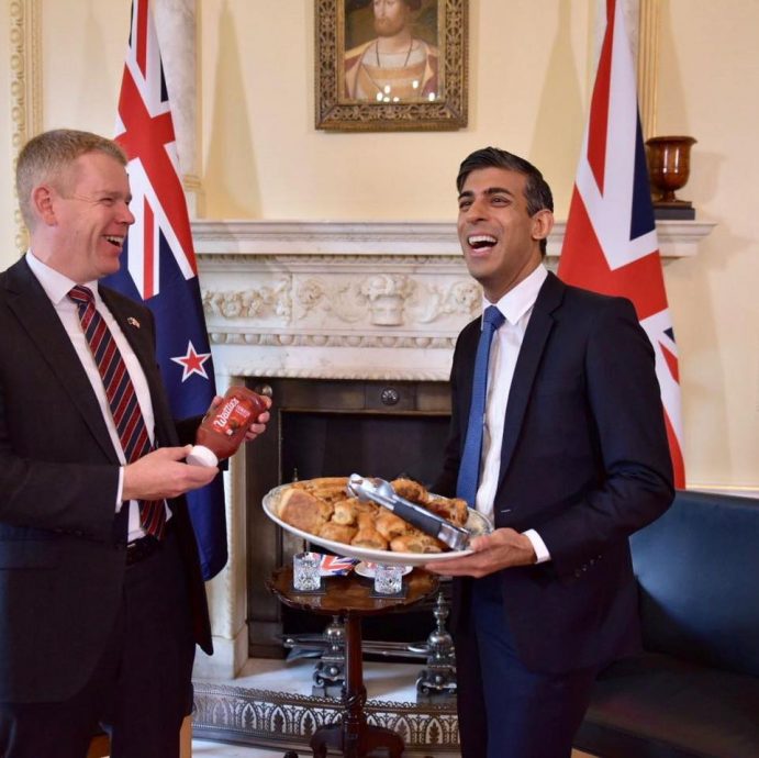 英相兑诺赠香肠卷 纽总理回敬番茄酱