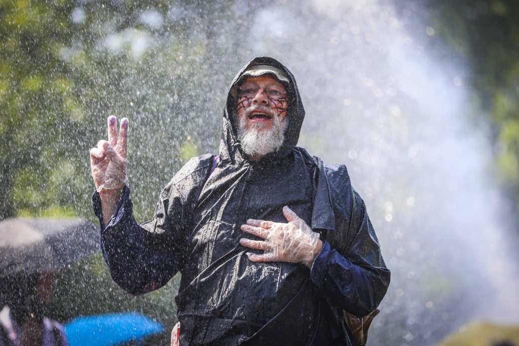 荷兰环保人士抗议补贴化石燃料业 逾千人被捕