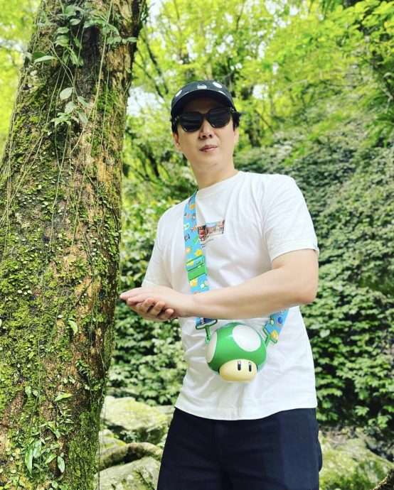 萧煌奇面向背板唱歌  网骂爆助理失责