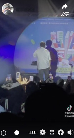 萧煌奇面向背板唱歌  网骂爆助理失责