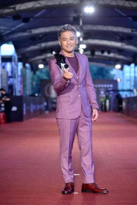 葛斯齐再杠金钟主持人 公布激情床照开呛