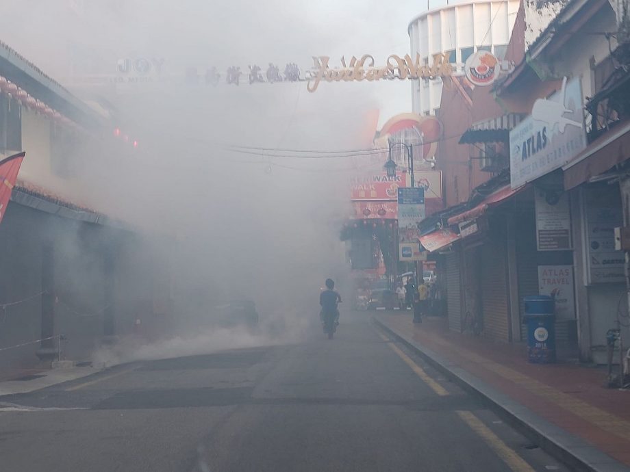 蚊症来袭 老街大规模喷蚊雾