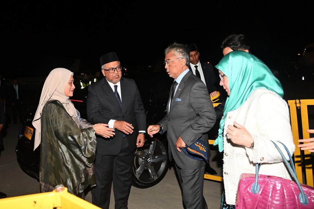 补图 （有大马驻英国专员接机）/ 元首伉俪抵步伦敦展开为期10天特别访问