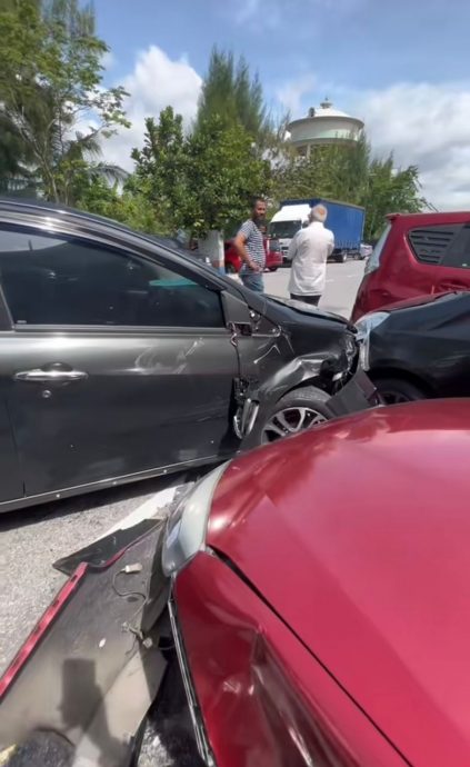 被指开车用手机惹祸连撞数车·警方澄清“司机陷微睡眠致失控酿祸”