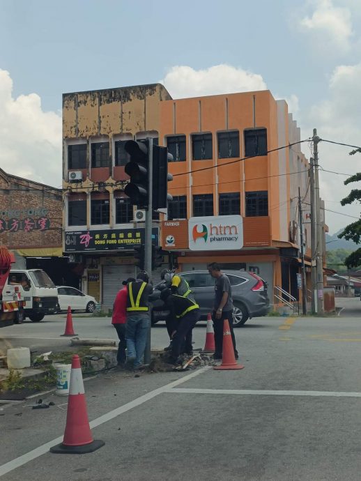 被撞毁数月 布先大街交通灯终获更换