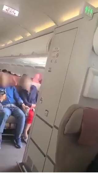 视频|700英尺高空强行打开机舱门 男子高喊“我要跳下去!”