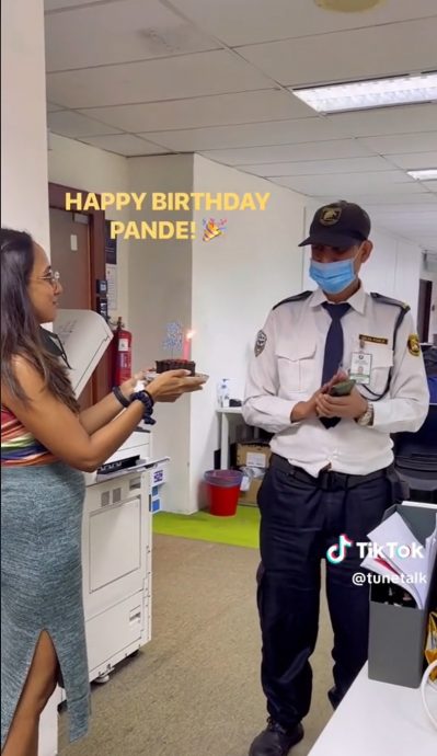 视频|同事惊喜庆生惹哭外籍保安 “来马8年第一次庆祝”