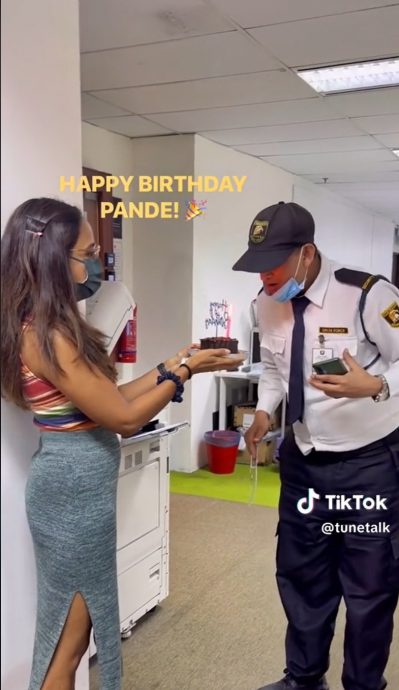 视频|同事惊喜庆生惹哭外籍保安 “来马8年第一次庆祝”