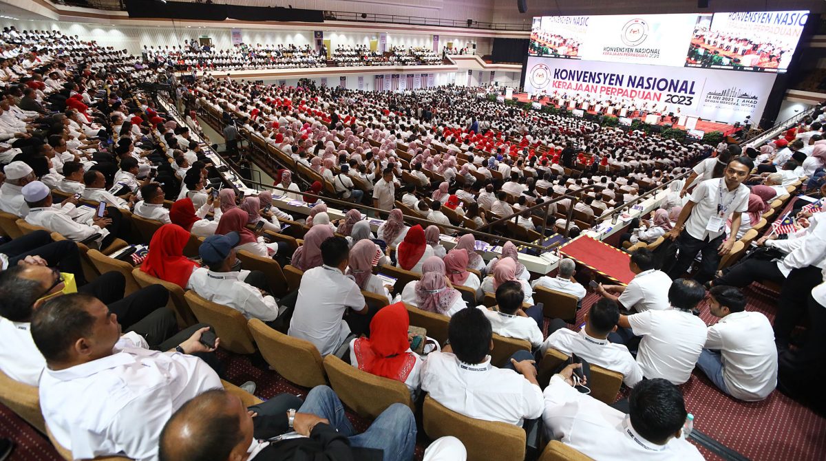 视频|希山怼团结大会取下巫统元老照  凯里秒回：说得好！