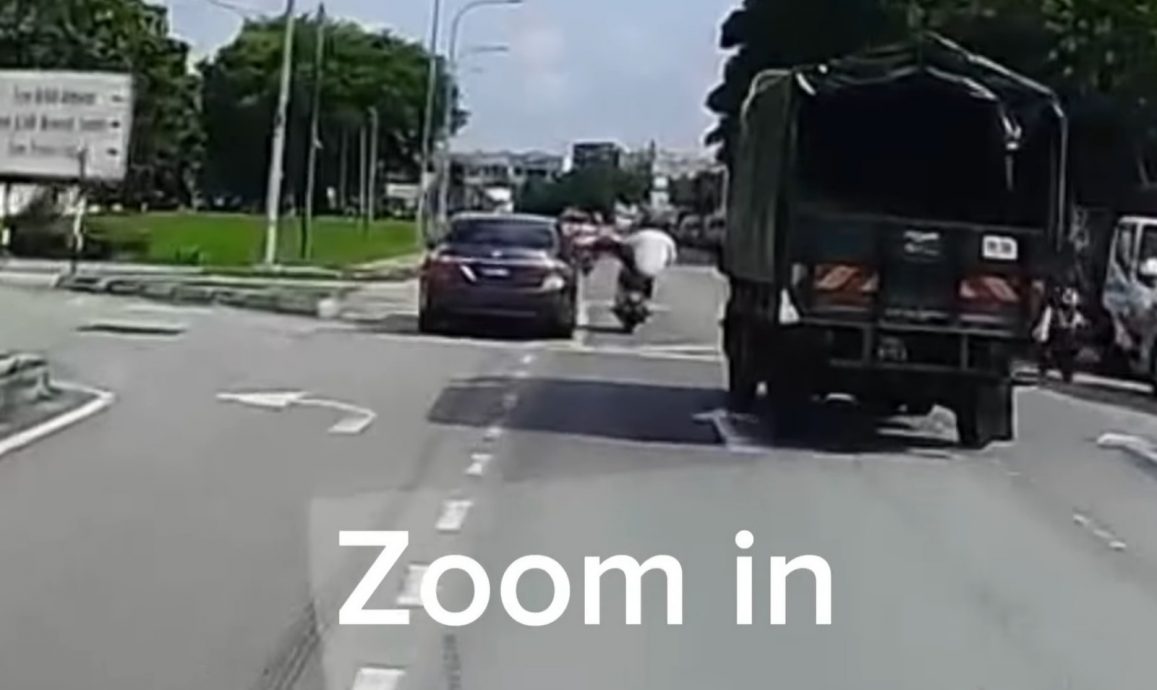  视频|摩托超车不果踢车门  结果下一秒后悔了