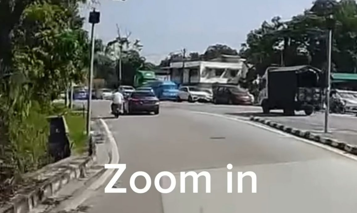  视频|摩托超车不果踢车门  结果下一秒后悔了