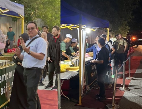 视频|路边椰浆饭铺20公尺红地毯 摊主:顾客排队也开心