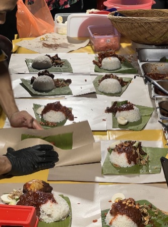 视频|路边椰浆饭铺20公尺红地毯 摊主:顾客排队也开心