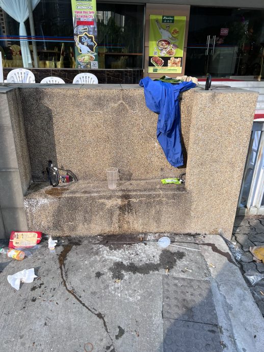 视频|KLCC双峰塔下垃圾处处 “大马人文明不见了!”