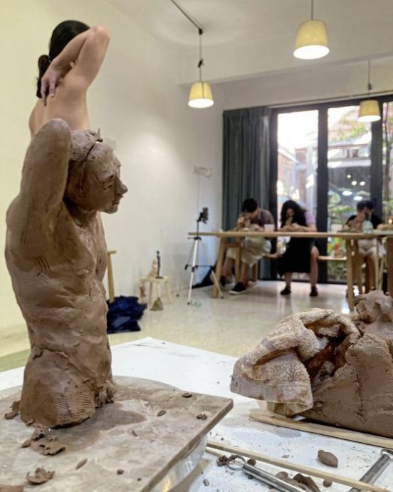 谭宝婷／探索人性微妙的情感世界──陶泥凋塑艺术家曹涵凯