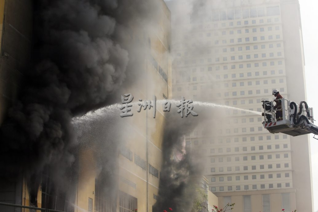 谷中城大火:经过两个小时的努力灌救,大火已扑灭