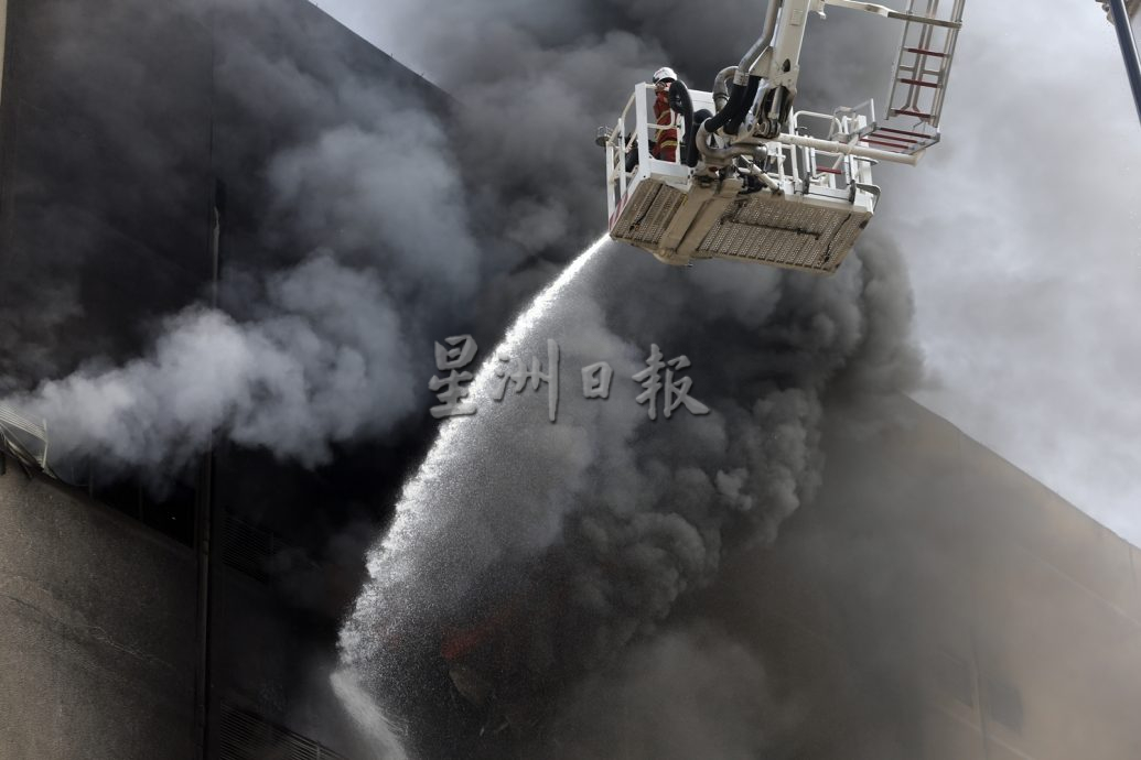 谷中城大火:经过两个小时的努力灌救,大火已扑灭