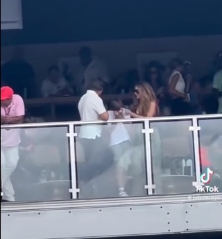 赛车场约会送花示爱 传汤告鲁斯追夏奇拉