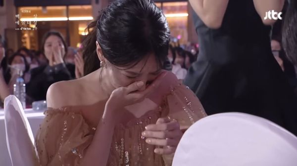 赢大赏致词被批哭哭啼啼 朴恩斌遭名嘴酸不是18岁