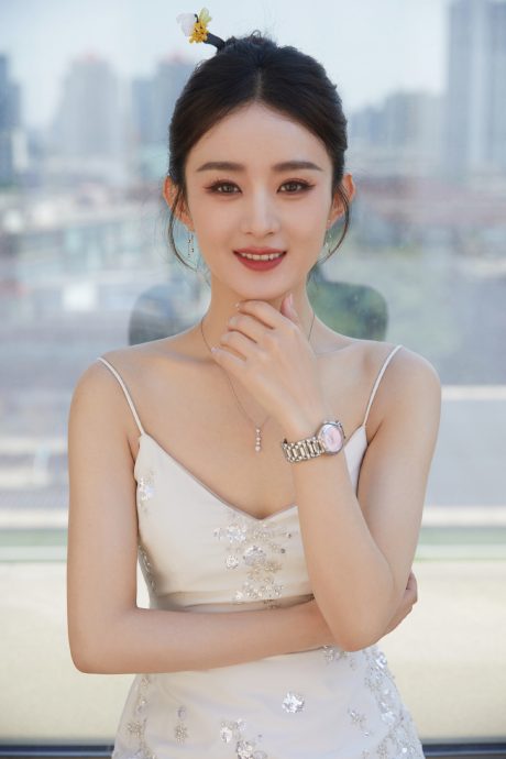 赵丽颖1招灵活避咸猪手 网喊话女明星学起来！