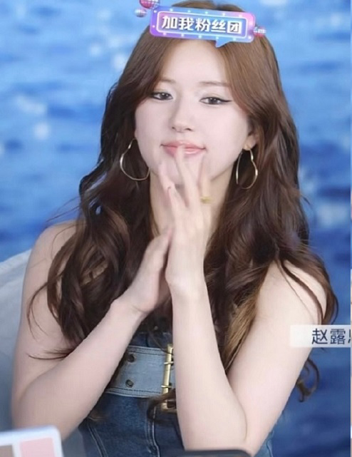 赵露思“猫眼烟熏妆”直播带货 遭酸老10岁大翻车