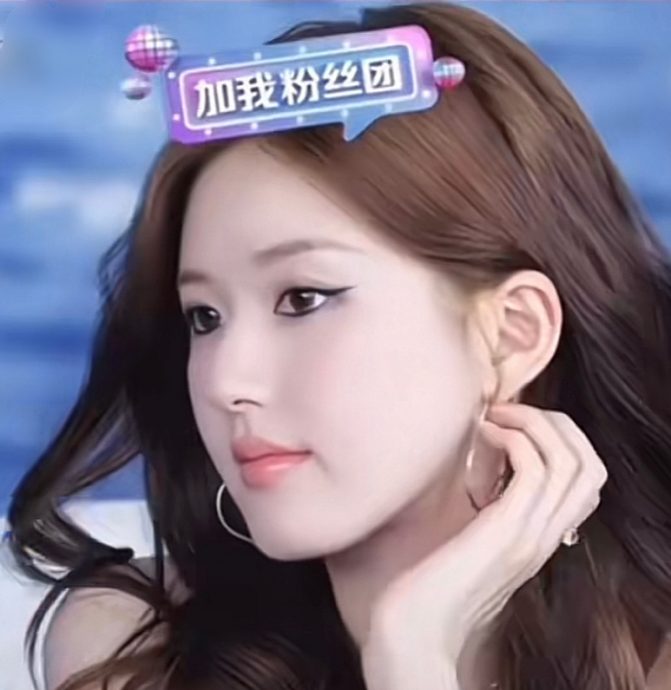 赵露思“猫眼烟熏妆”直播带货 遭酸老10岁大翻车