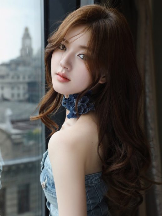 赵露思“猫眼烟熏妆”直播带货 遭酸老10岁大翻车