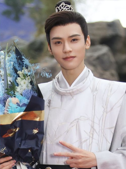 跃升古装男神|新剧造型撞衫龚俊 罗云熙惹双方粉丝开撕