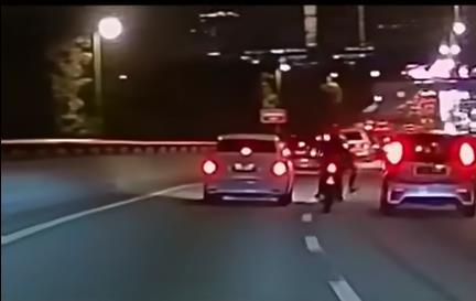 轿车变道险酿追尾事故,摩托车骑士怒踢轿车泄愤