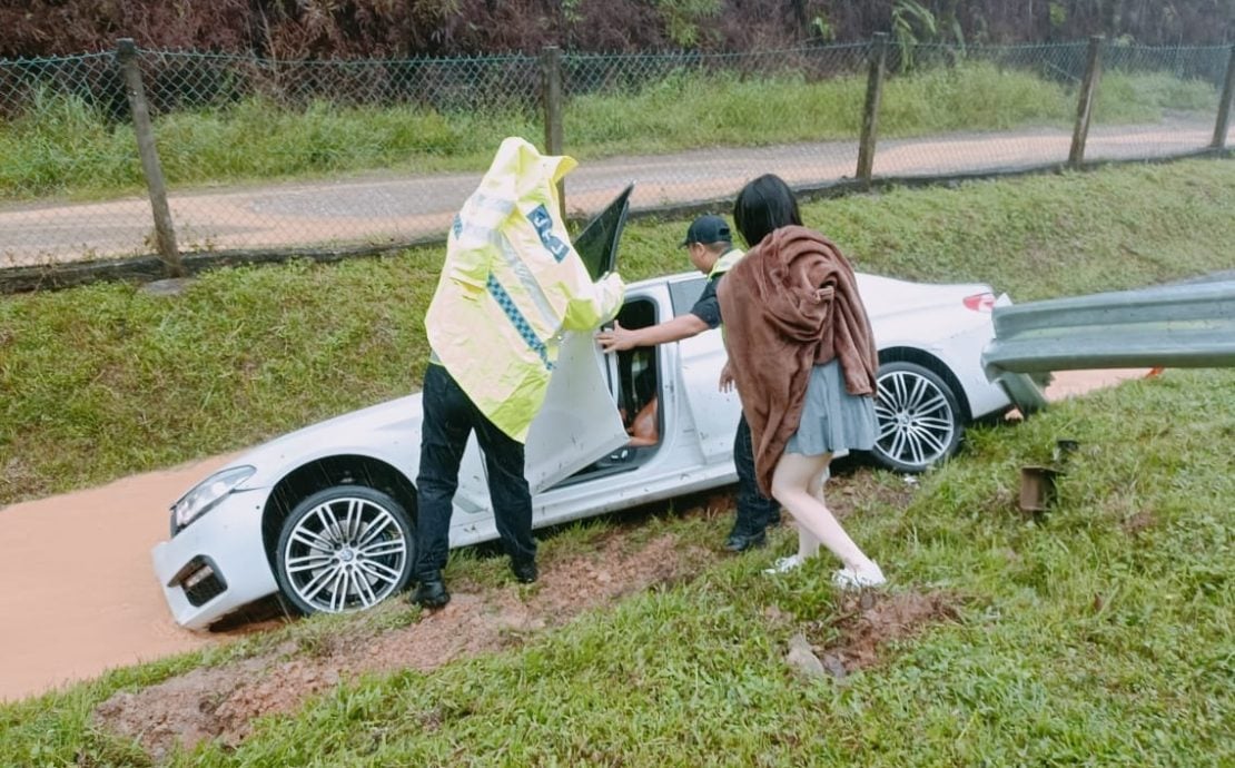 轿车撞脱栏杆再撞入水道  霹陆交局人员冒雨援助
