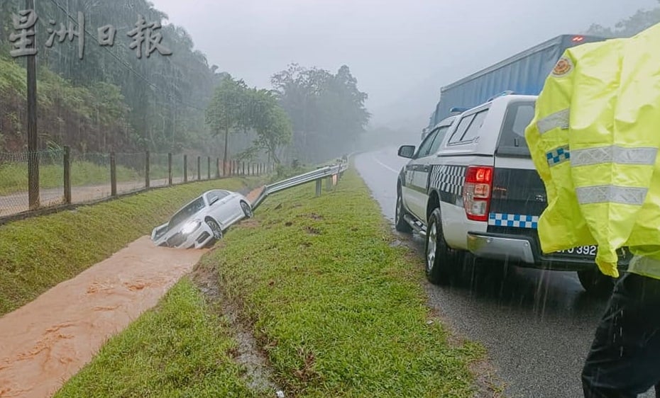 轿车撞脱栏杆再撞入水道 霹陆交局人员冒雨援助