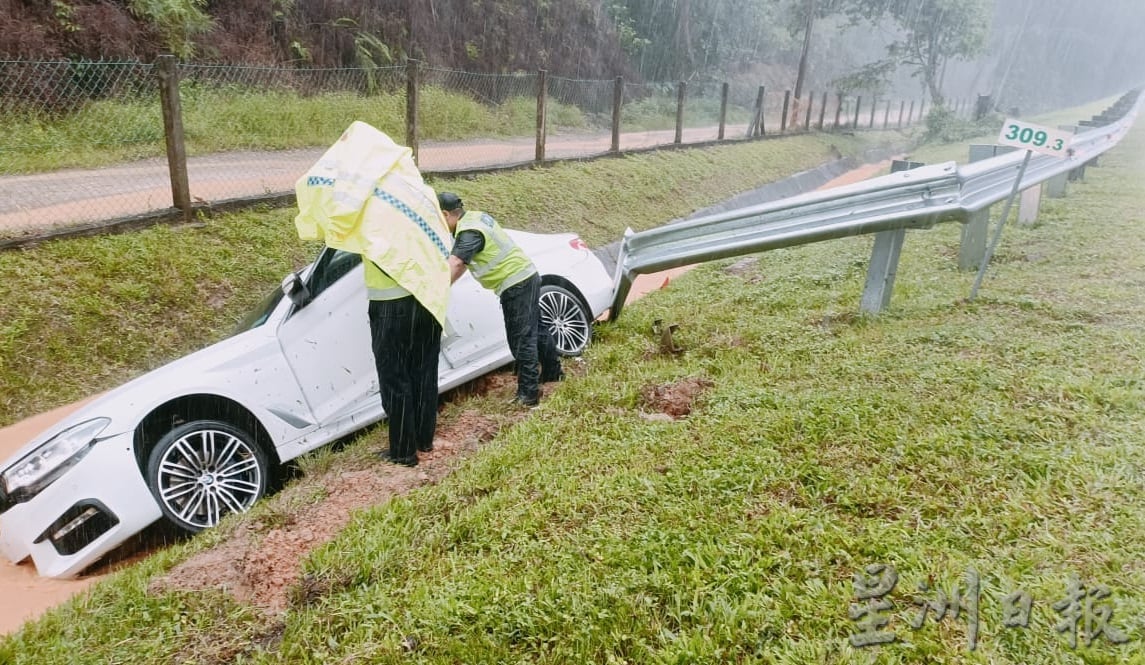 轿车撞脱栏杆再撞入水道  霹陆交局人员冒雨援助