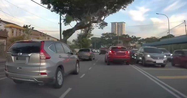 轿车蛇形鲁莽驾驶 致反方向车道摩托车发生擦撞